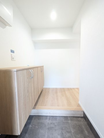 【玄関】 | 日商岩井リバーサイドマンションA棟 | 収納力に優れた玄関でいつでも片付いた状態でお客様を迎えられます