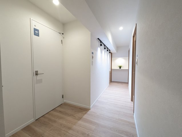 【内装】 | 日商岩井リバーサイドマンションA棟 | 広々とした玄関ホール。突き当りのカウンターがチャームポイントです♪