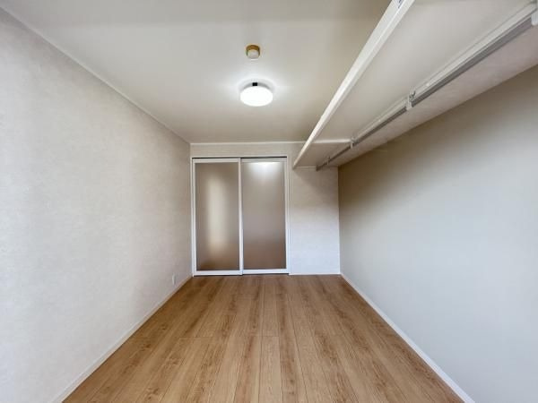 【洋室】 | スカイマンション南福岡 | 南東側6帖の洋室。襖だった出入口をドアに交換して開け閉めがスムーズにできるようになりました
