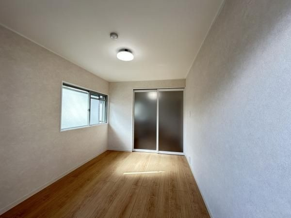 【洋室】 | スカイマンション南福岡 | 南西側の洋室。バルコニーに面した明るい洋室で換気や採光ばっちりです