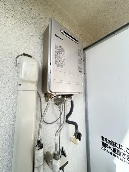 【発電・温水設備】 | スカイマンション南福岡 | バルコニーに設置された給湯器も新品に交換済みです