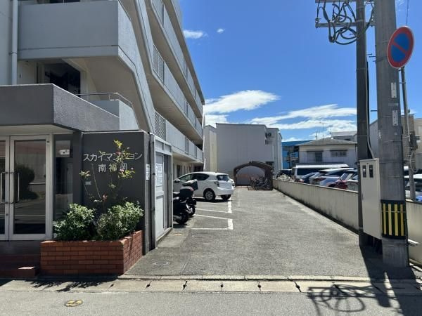 【駐車場】 | スカイマンション南福岡 | 敷地内駐車場に空きがあるのも嬉しいポイント。最新の状況はご確認ください