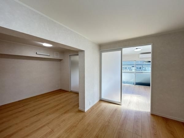 【居間・リビング】 | スカイマンション南福岡 | 隣にあった洋室の壁を抜いてつなげ、広々としたリビングダイニングにしました