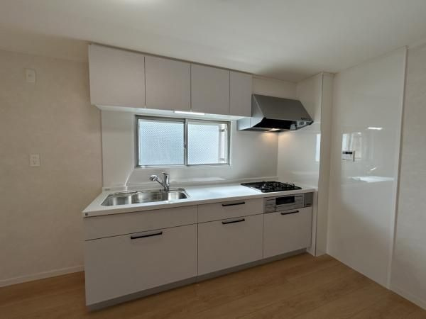 【キッチン】 | スカイマンション南福岡 | 壁付タイプのキッチンでLDKの空間を広く使えます。窓があるので手元が明るく空気の入替えもしやすいです