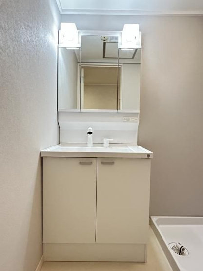 【独立洗面台】 | スカイマンション南福岡 | 三面鏡裏収納付きの洗面台で、散らかりがちな洗面回りもすっきりと片付きます