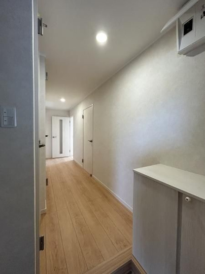 【玄関】 | スカイマンション南福岡 | 玄関ホールの床・天井・クロス張り替え済で、各部屋の出入り口ドアも新品に交換済みです