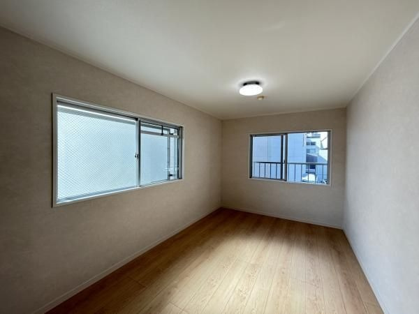 【洋室】 | スカイマンション南福岡 | 7.5帖の洋室。2面窓から室内に多く光を取り入れております。景色も広く見えるので開放感があります