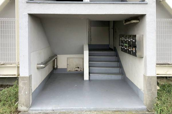 ビレッジハウス大泉1号棟のエントランス