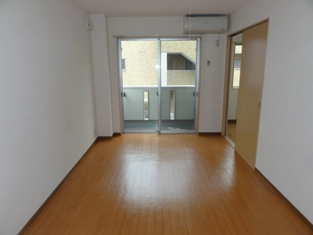 ラフォーレ1号館の居間・リビング