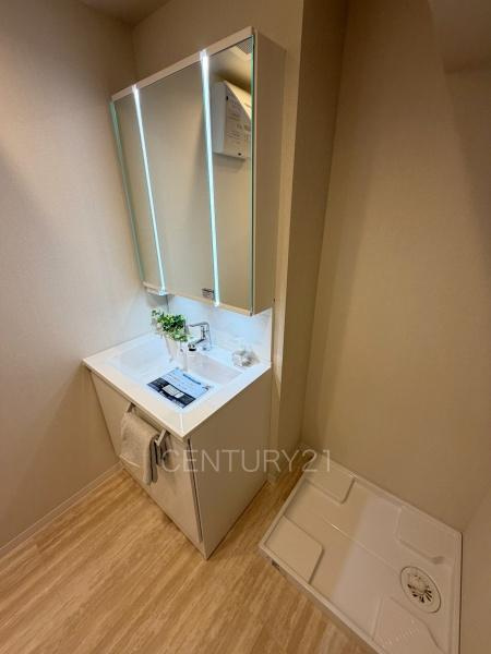 レクセル熊谷の独立洗面台|三面鏡付きの洗面台には鏡の裏に収納があり、すっきり片付けられます。
洗髪も可能な伸縮機能つきシャワーヘッドです。