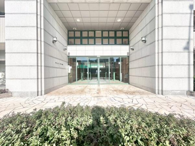 【エントランス】 | ディーレスティア堺・光明池 | 流行に左右されず、将来にわたって価値が継続する「上質」な佇まい。おしゃれな雰囲気や自然の潤い、親しみやすさといった暮らしを豊かにしてくれる住空間です。