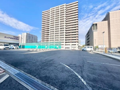 【駐車場】 | ディーレスティア堺・光明池 | 幅の広い駐車場となっております♪お車の出し入れも楽々ですね♪