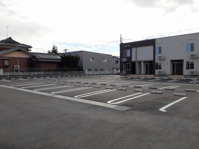 プラウド　横田Ⅲの駐車場|駐車場があるので、車を買う予定の方も安心です