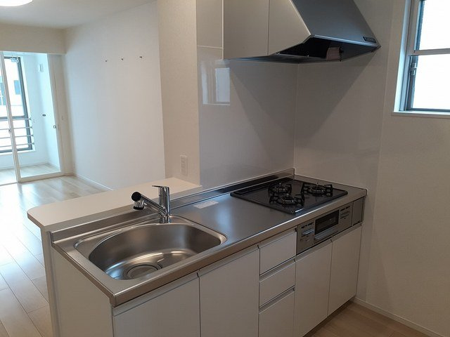 プラウド　横田Ⅲのキッチン|コンパクトなキッチンで掃除もラクラク