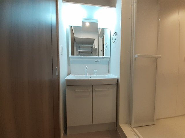 プラウド　横田Ⅲの洗面所|ゆったりとスペースのある洗面所