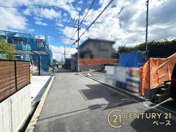 北葛城郡王寺町本町４丁目 ／新築一戸建の前面道路含む現地写真|前面道路約４.７ｍでお車の出し入れも楽々！