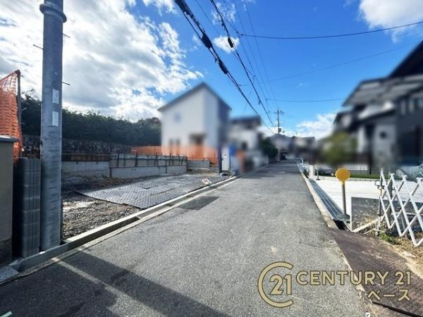北葛城郡王寺町本町４丁目 ／新築一戸建の前面道路含む現地写真|スーパーなどの商業施設が徒歩圏内に近接し、生活環境の整った立地です！