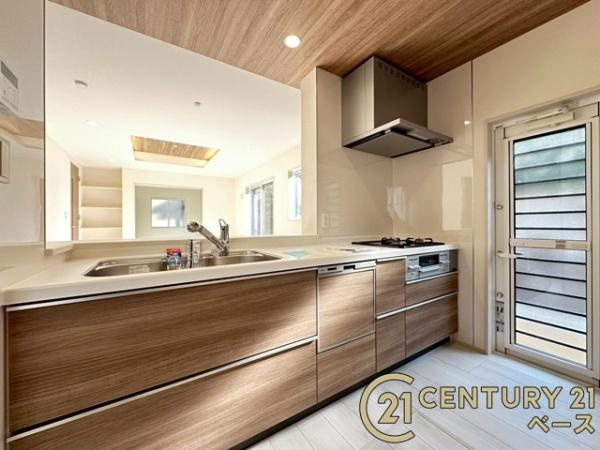 北葛城郡王寺町本町４丁目 ／新築一戸建の前面道路含む現地写真|スーパーなどの商業施設が徒歩圏内に近接し、生活環境の整った立地です！