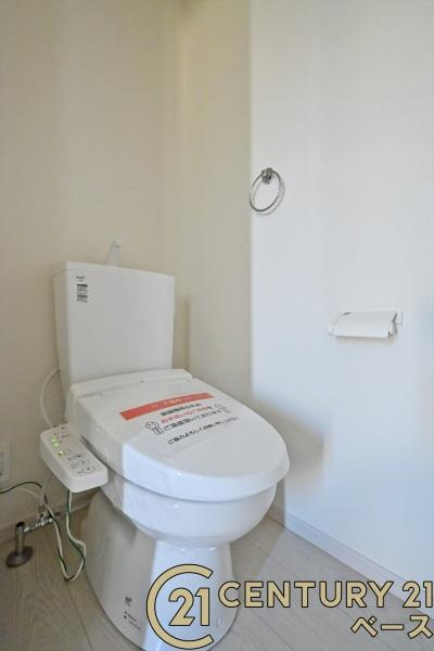 生駒市東生駒月見町 ２号棟 ／新築一戸建のトイレ|■現地撮影写真■１・２階ともに清潔感ある綺麗なお手洗を完備！