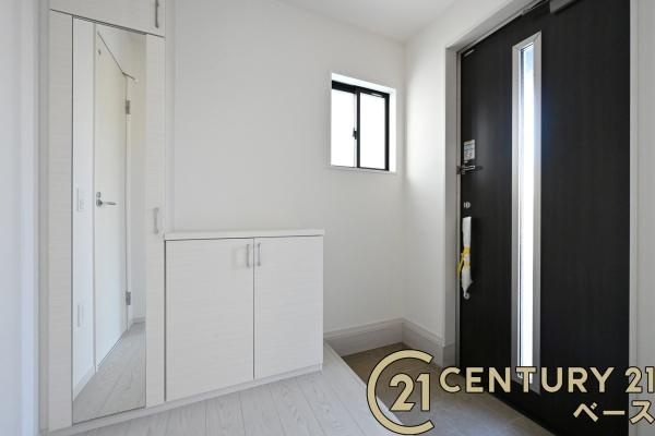 生駒市東生駒月見町 ２号棟 ／新築一戸建の玄関|■現地撮影写真■すっきりとした明るい玄関が家族やお客様を迎えてくれます！