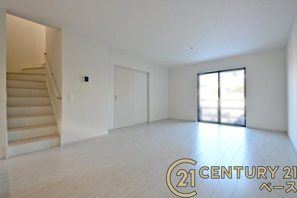 生駒市東生駒月見町 ２号棟 ／新築一戸建の居間・リビング|■現地撮影写真■家計と環境に優しい！断熱性・保温性に優れたペアガラスを使用しています！