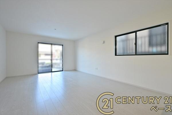 生駒市東生駒月見町 ２号棟 ／新築一戸建の居間・リビング|■現地撮影写真■ご家族でくつろいでいただける広々したＬＤＫ！