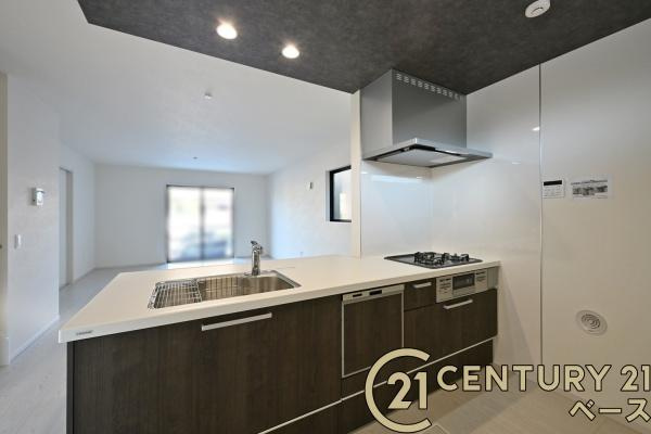 生駒市東生駒月見町 ２号棟 ／新築一戸建のキッチン|■現地撮影写真■家族とのコミュニケーションがとりやすい人気のカウンターキッチン！