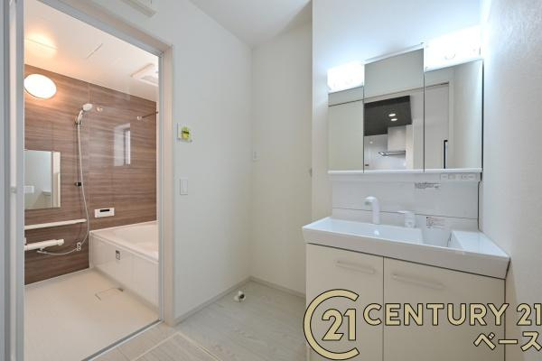 生駒市東生駒月見町 ２号棟 ／新築一戸建の独立洗面台|■現地撮影写真■三面鏡タイプのミラーキャビネット！収納スペースも豊富です！