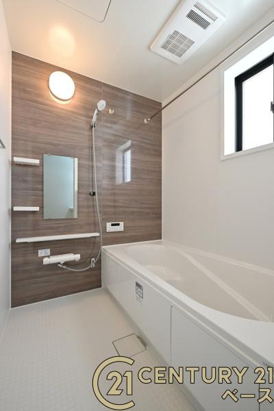 生駒市東生駒月見町 ２号棟 ／新築一戸建の浴室|■現地撮影写真■床は水ハケが良く、乾きやすいのでカビの発生も軽減！