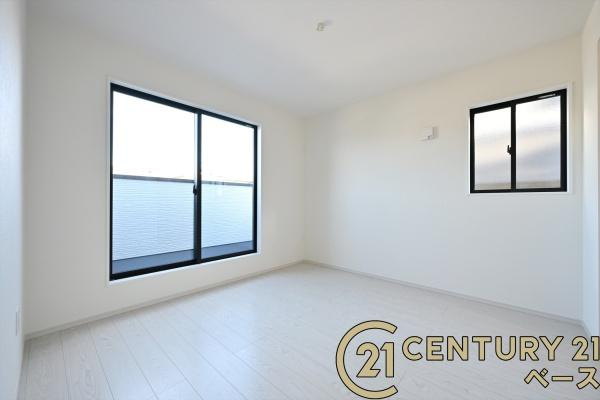 生駒市東生駒月見町 ２号棟 ／新築一戸建の洋室|■現地撮影写真■バルコニーに面した開放感のあるお部屋です！