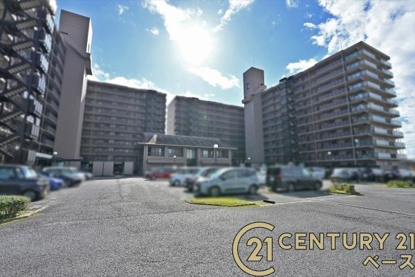 パストラーレ天理の駐車場|■現地撮影写真■広々とした駐車スペースを完備！