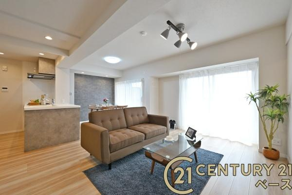 パストラーレ天理の居間・リビング|■現地撮影写真■大きな窓から柔らかい光が射し込みます。