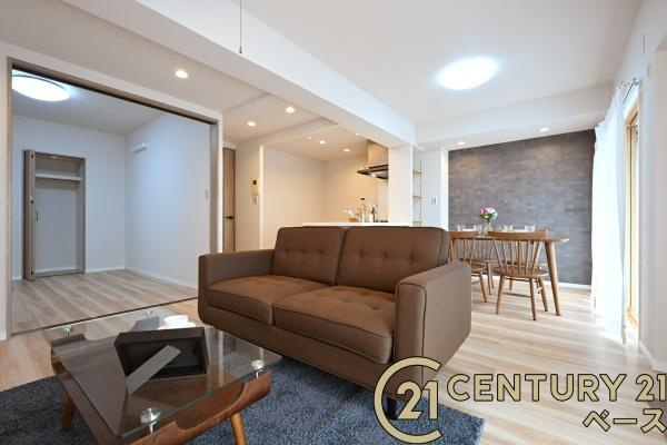 パストラーレ天理の居間・リビング|■現地撮影写真■ご家族でくつろいでいただける広々したＬＤＫは約１６帖です！