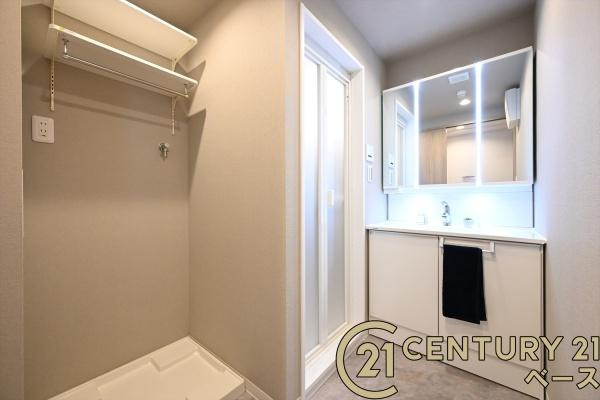 パストラーレ天理の独立洗面台|■現地撮影写真■三面鏡タイプのミラーキャビネット！収納スペースも豊富です！