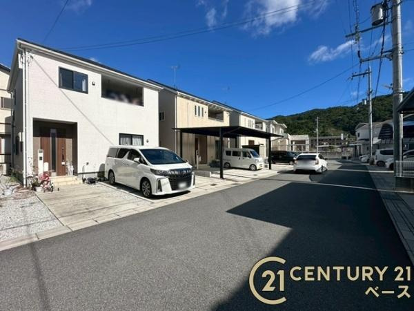 生駒郡平群町三里　一戸建の前面道路含む現地写真|■現地撮影写真■スーパーなどの商業施設が徒歩圏内に近接し、生活環境の整った立地です！