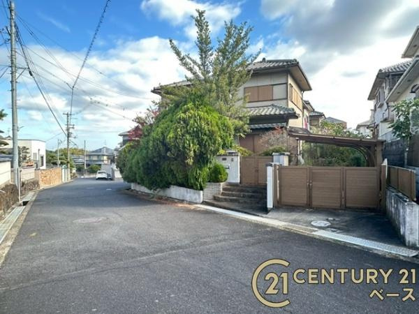 香芝市白鳳台２丁目　一戸建の前面道路含む現地写真|■現地撮影写真■敷地と道路の高低差が少なく駐車もスムーズです！