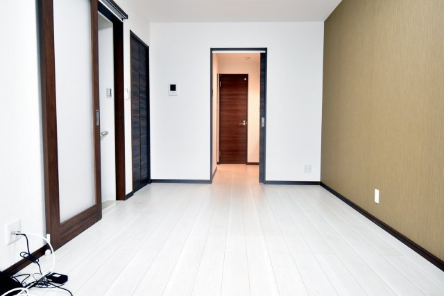 CROUD甲子園里中町の居間・リビング|白が基調で綺麗