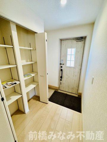 前橋市茂木町第3　２号棟(全８棟)　リーブルガーデン　新築建売分譲の玄関|ゆったりとした玄関です