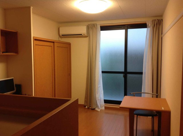 レオパレスシャルムⅡの居間・リビング|1F居室　2Ｆ以上は絨毯です。