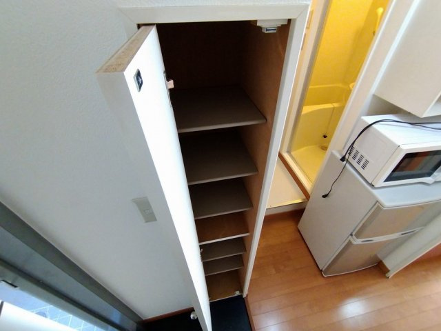 レオパレスガーデンアオキの玄関|シューズボックス