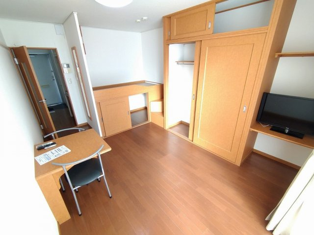 レオパレスガーデンアオキの居間・リビング|2階は絨毯仕様