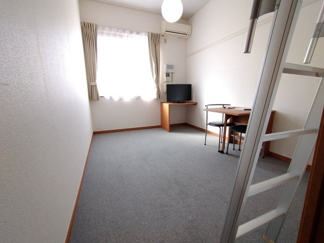 レオパレスＣｅｄｒｅの居間・リビング|現況優先(１階はフローリング仕様)