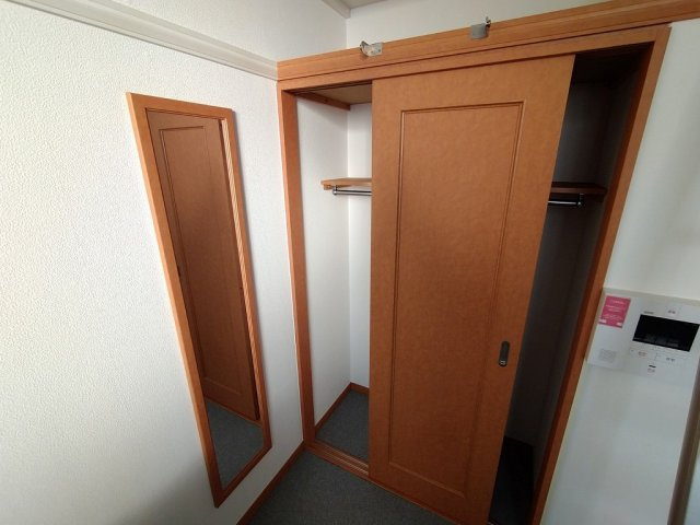 レオパレスＣａｓａ１０の内装|姿見付きです