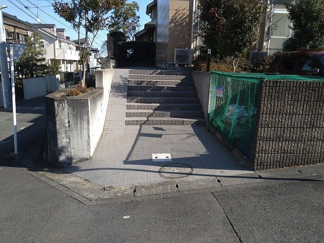 レオパレスＣａｓａ１０のその他|自転車置場まで急なスロープあり