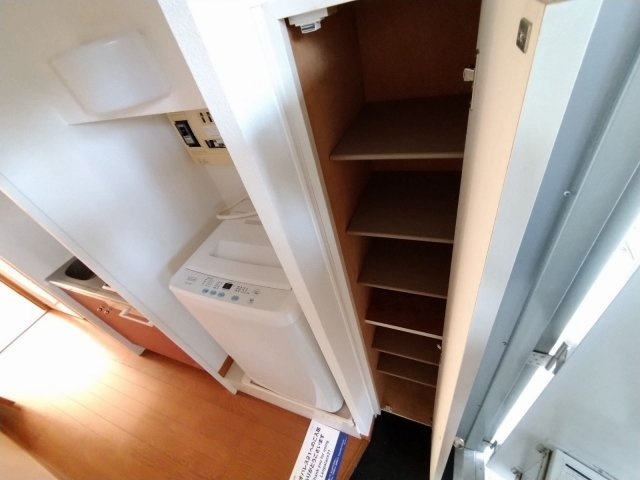 レオパレスＣａｓａ１０の玄関|シューズボックス