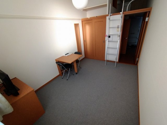 レオパレスＣａｓａ１０の居間・リビング|1階はフローリング仕様です。