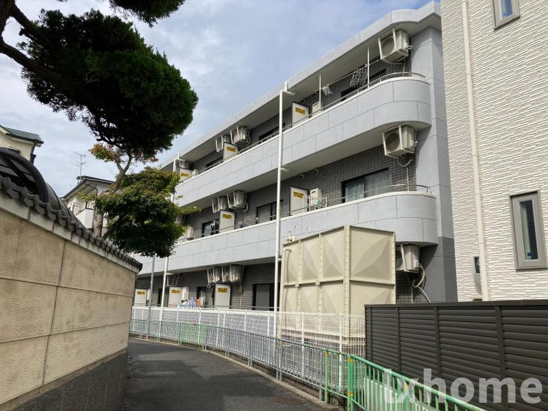 クリスタルシャトーのエントランス|落ち着いたエントランスです