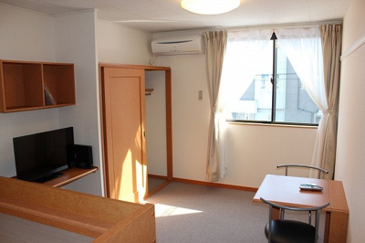 【居間・リビング】 | レオパレス市原Ｂ | ＴＶ、エアコン、テーブル、椅子、収納完備