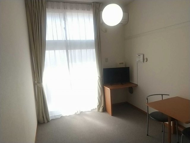 レオパレスグランパルク小柳の居間・リビング