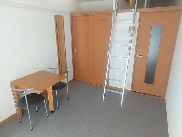 レオパレスグランパルク小柳の居間・リビング